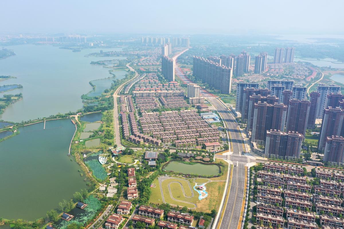 鄂州华容区红莲湖新区辉煌大道实现小车通行