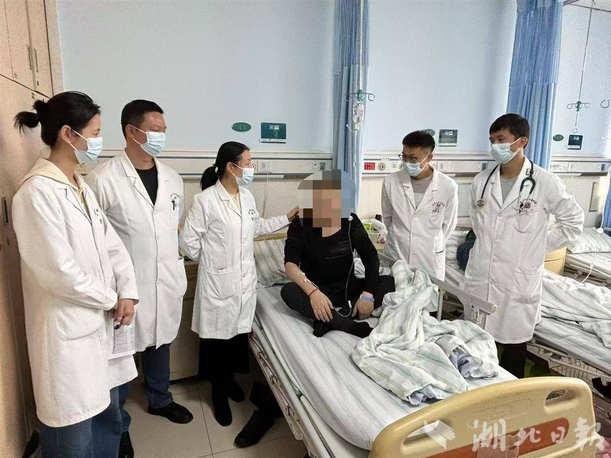 周芙玲教授（左三）团队为杨先生查房。