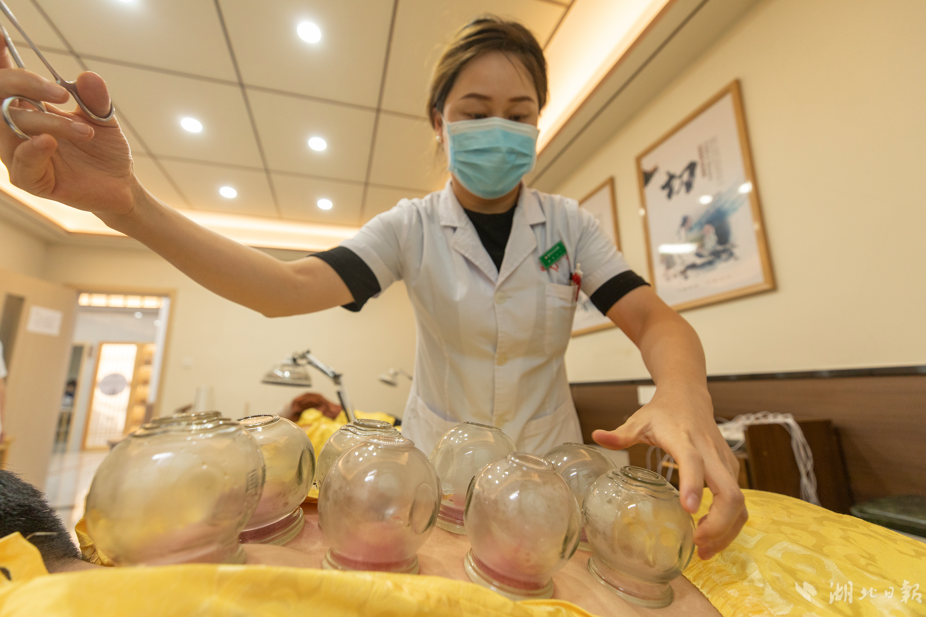 8月20日，村民在磨坪乡卫生院国医馆理疗。 梅雪飞 摄 (3).jpg