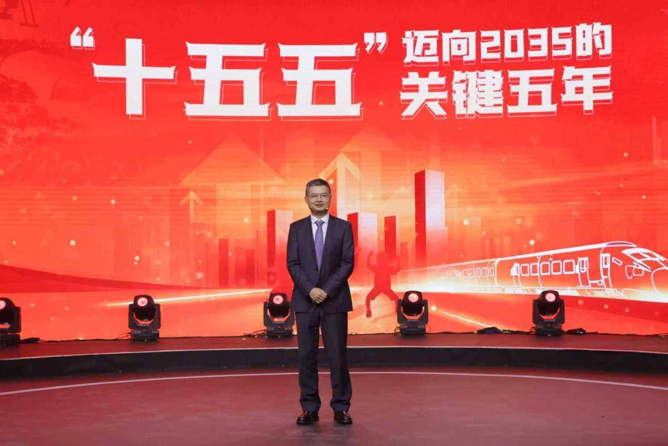 鄢一龙.jpg