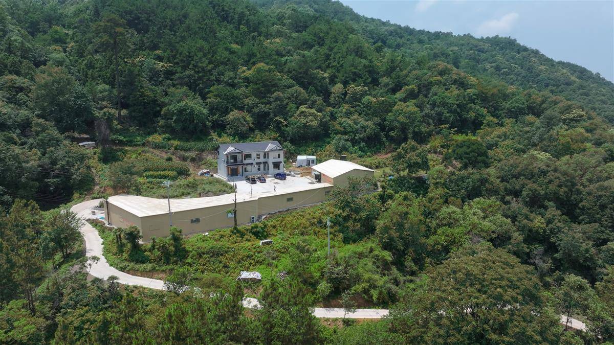 远安河口乡村，张伟的蜈蚣养殖厂.jpg