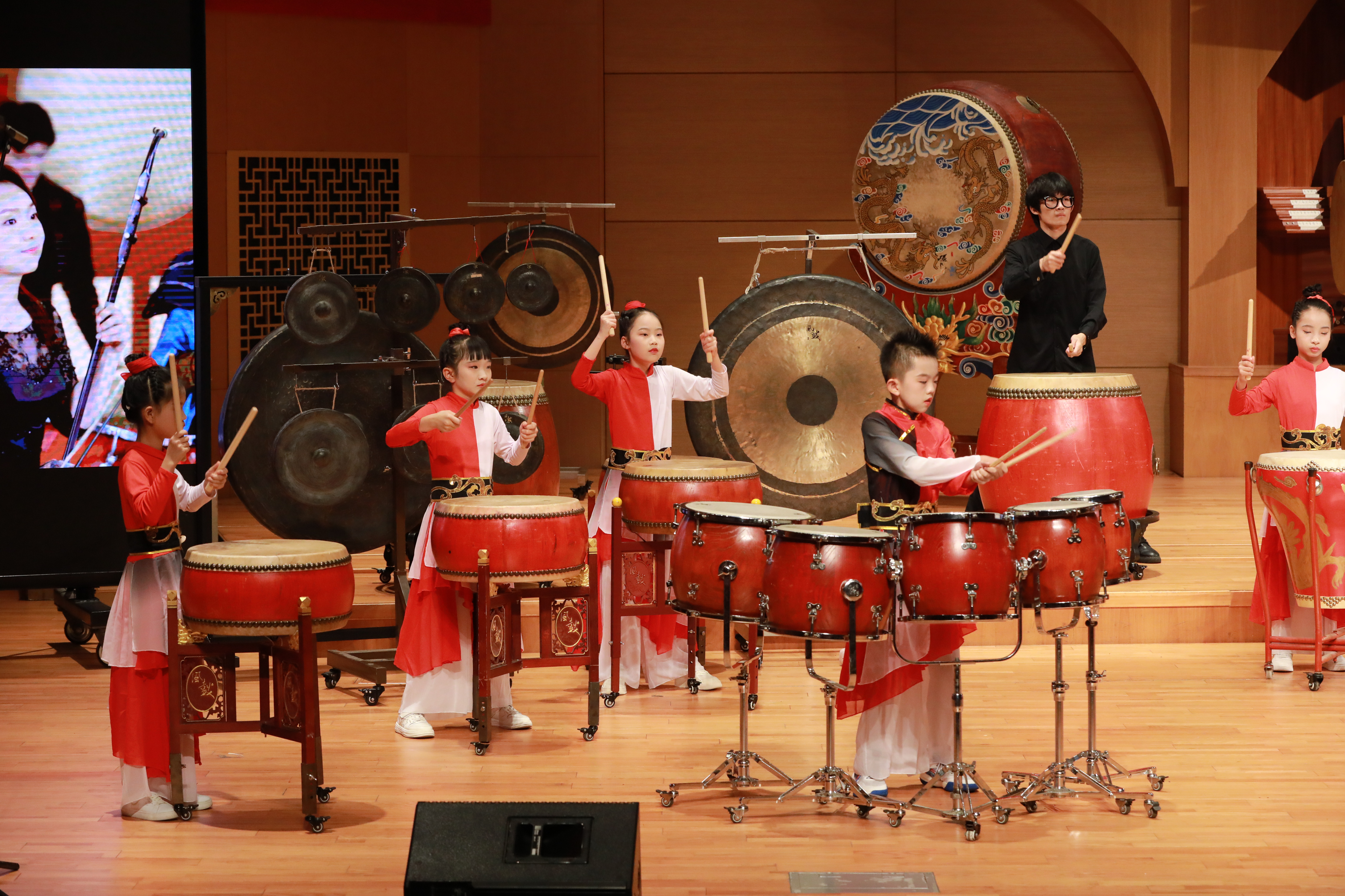 据悉,洪山小学打击乐团成立5年来,在各大舞台绽放光彩