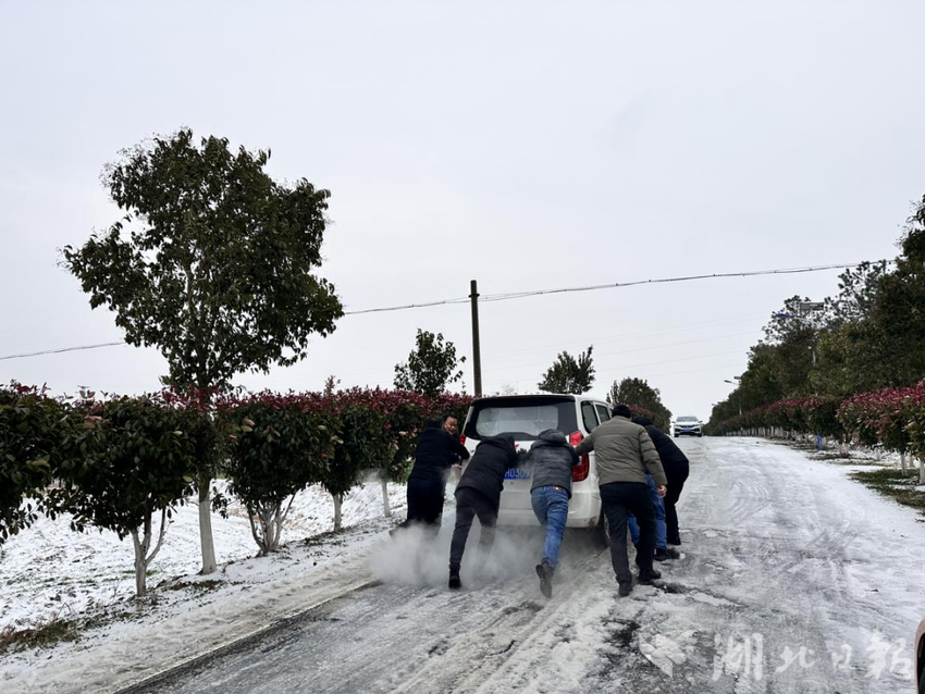 孝昌陡山乡:雪中推车显真情 团结守护平安乡 