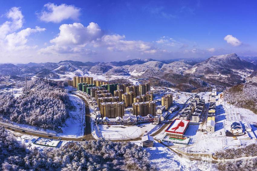 近年来,华中屋脊绿葱坡镇以滑雪场为龙头,大打纳凉休闲牌,大做高山