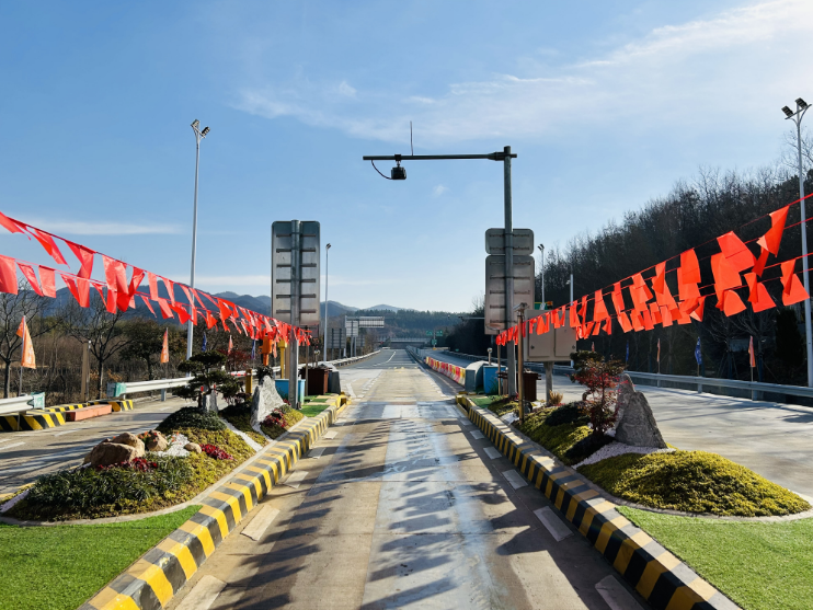 据悉,这是高速公路运营单位在确保收费站安全岛面完好无损的情况下