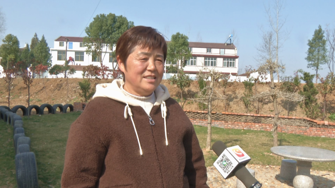 走进小河镇友庆村,一条干净,平坦的柏油马路穿村而过,一盏盏干净明亮