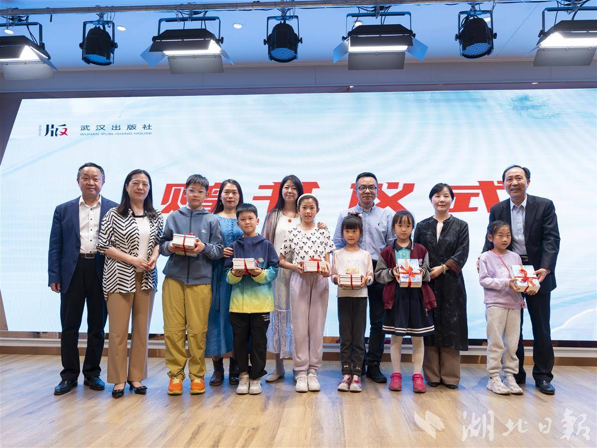 向武汉小读者赠书（通讯员张翔摄）