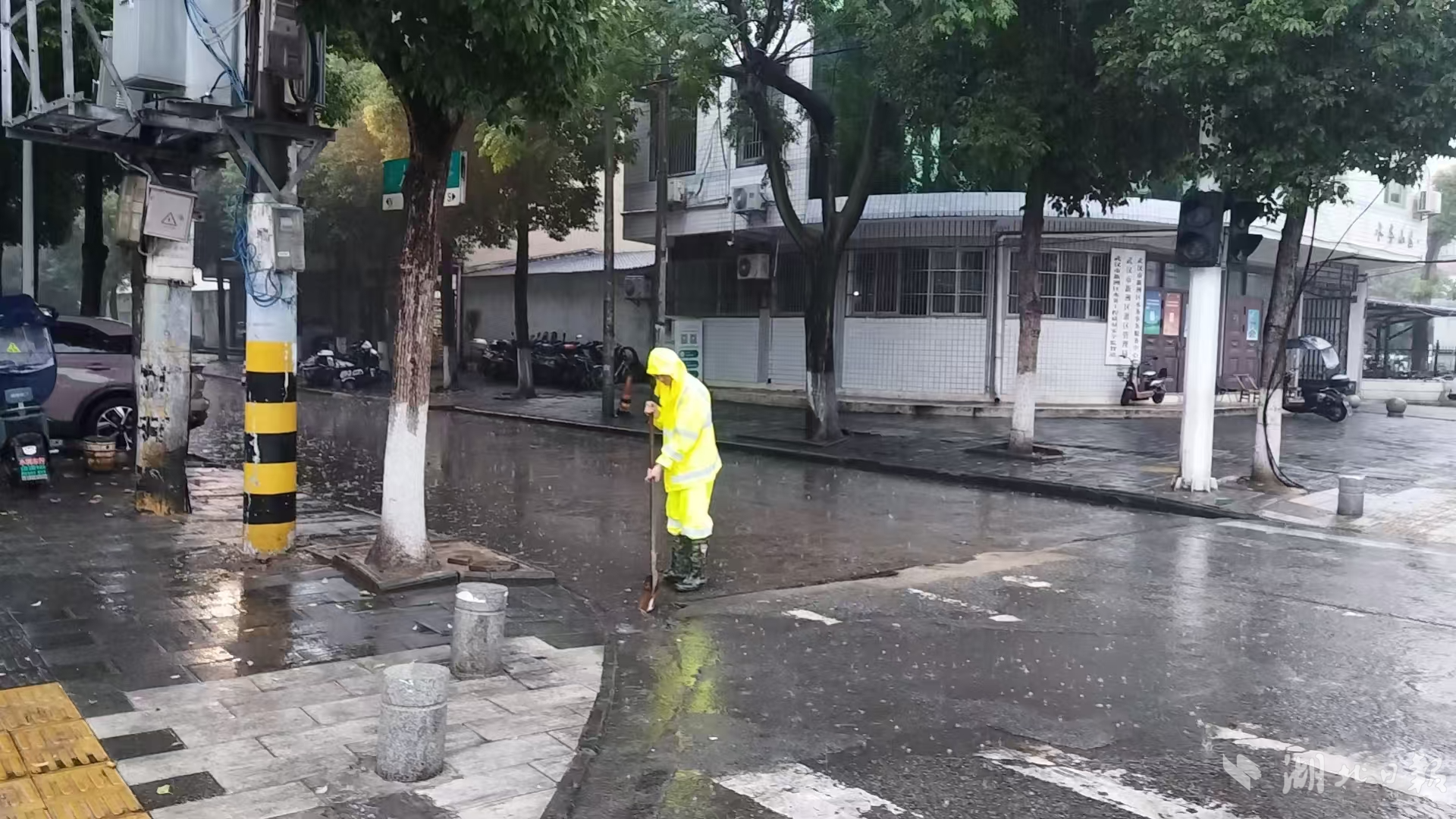 武汉水务部门工作人员进行应急处置