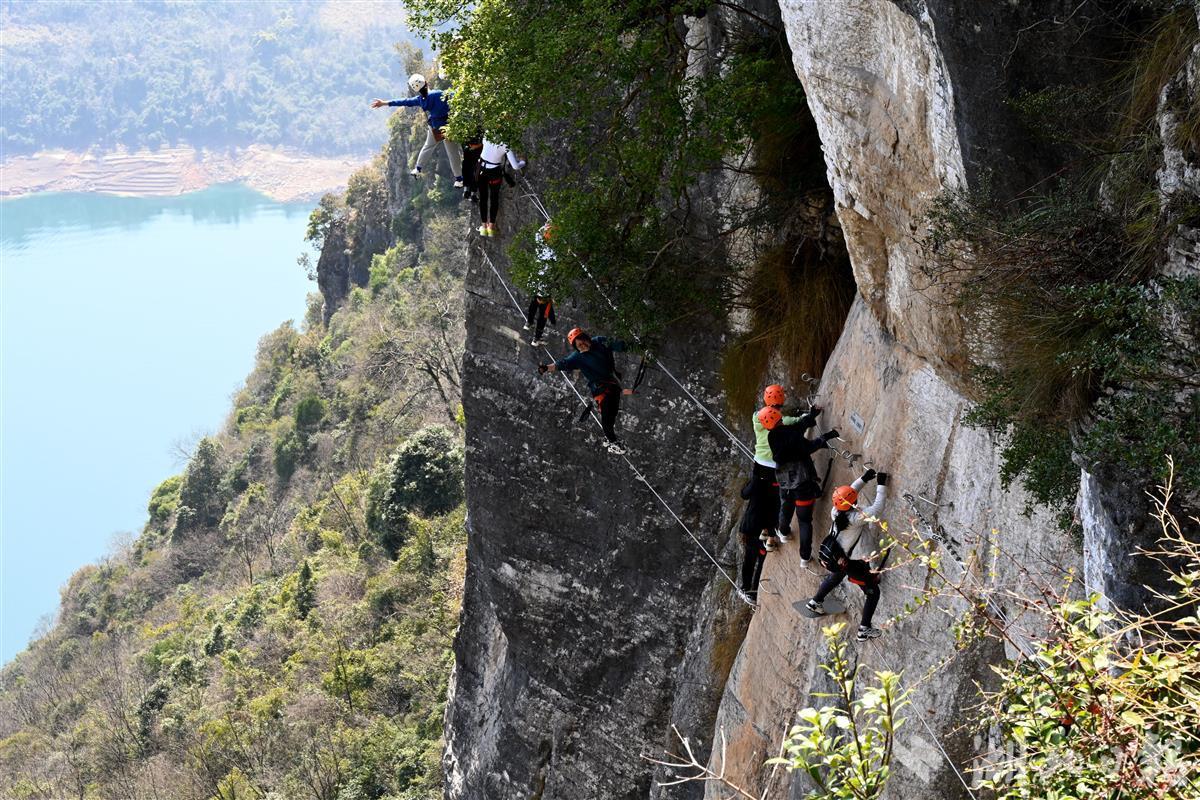 挑战鸡公岭飞拉达建始百余企业女工攀岩