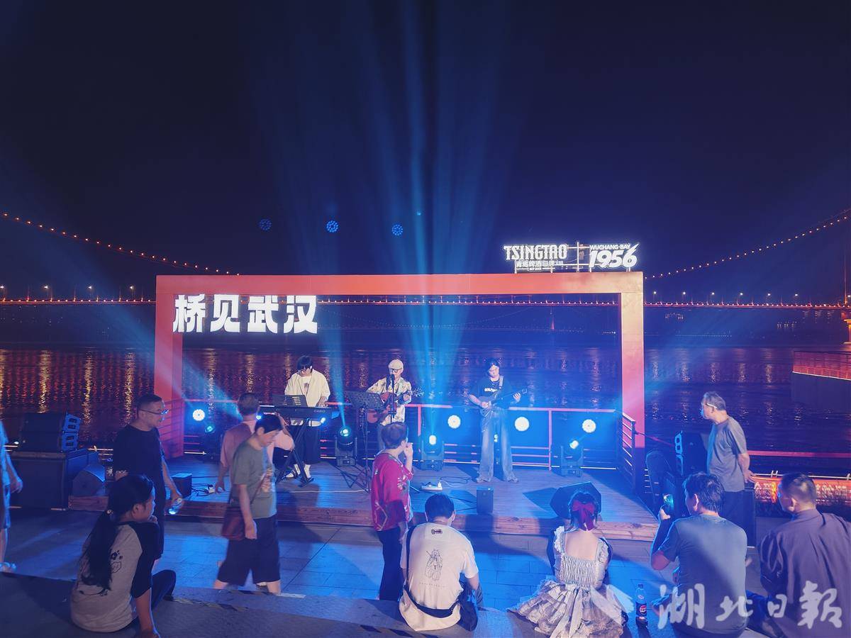 003 夜幕下，歌手登台演唱。.jpg