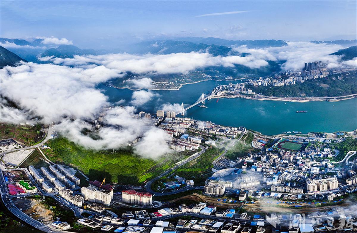 组图云雾绕山城巴东如仙境
