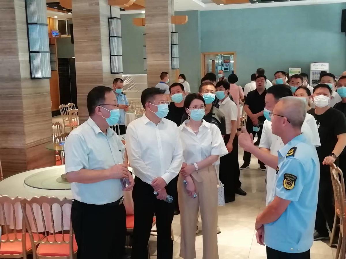 省市场监管局餐饮处处长莫铭,应城市委常委,副市长周冬凌,应城市人民