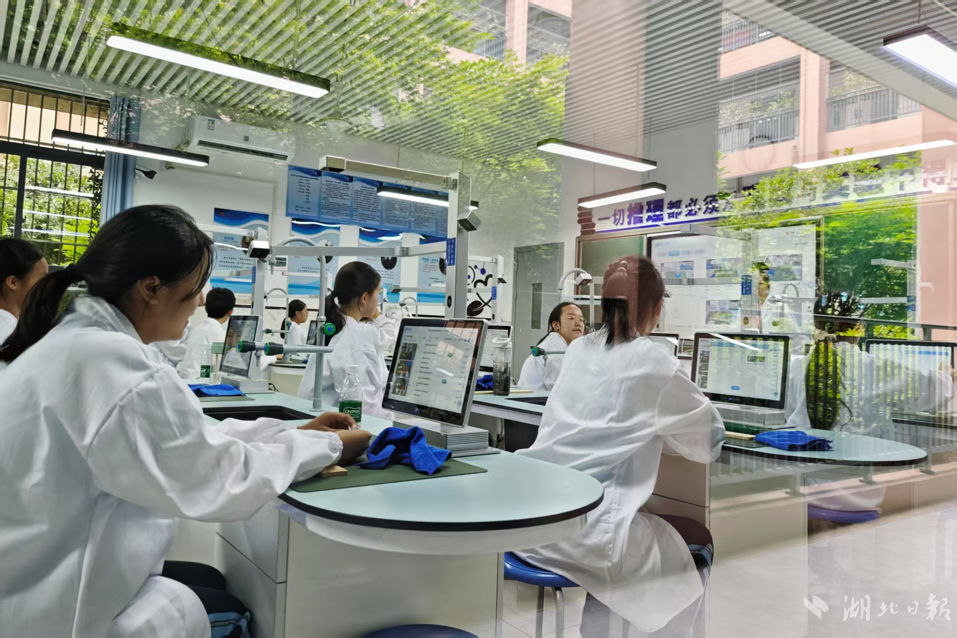 二桥中学学生使用 智能化设备做实验