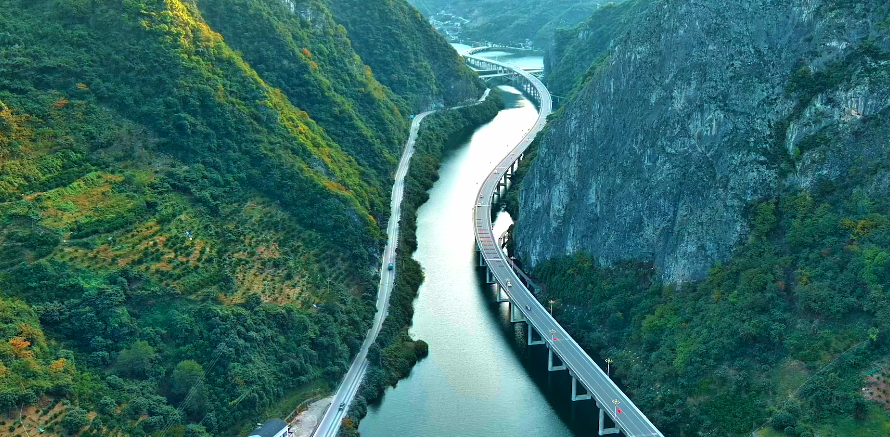 长江支流香溪河流域兴山段长97公里,是长江经济带和神农架国家公园的