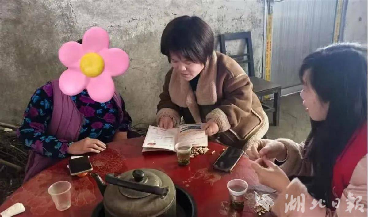 图为残联工作人员指导残疾人线上领取辅助器具。