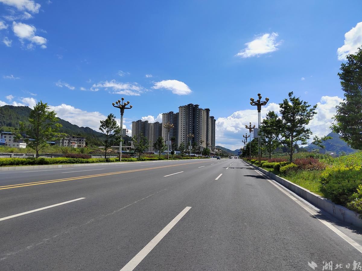 咸丰大道蓝天白云伴青山