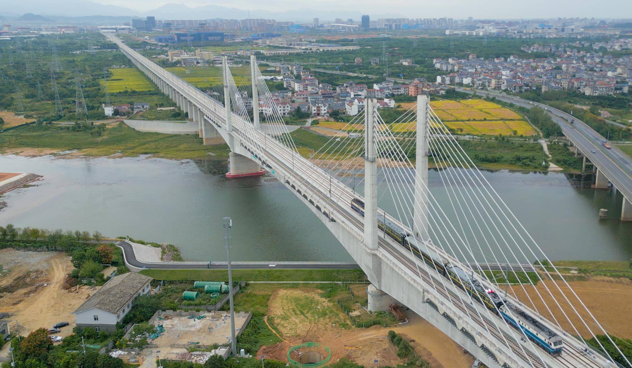 检测列车从杭衢高铁常山江特大桥上驶过 王兴  摄.jpg