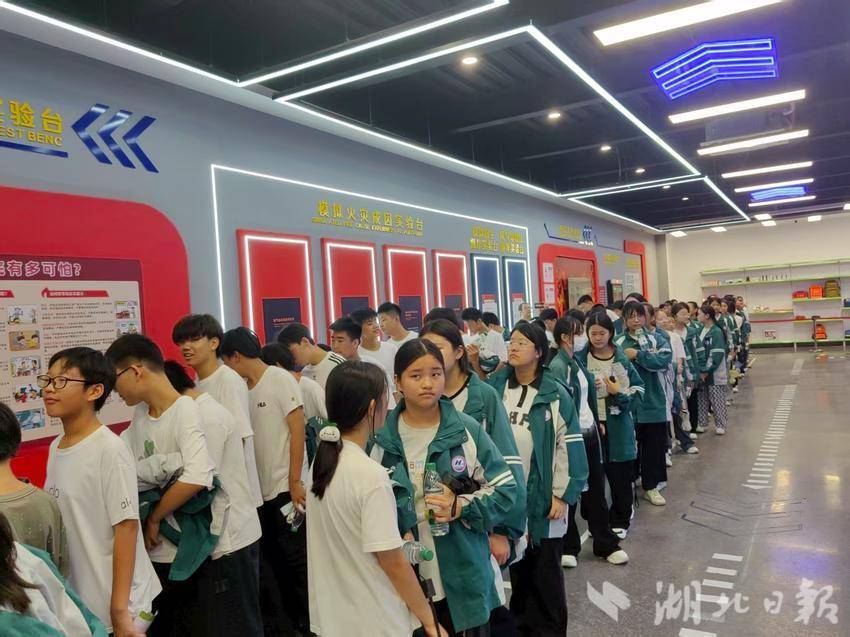 汉川市城隍镇中学开展"世界急救日"体验活动 百余名学生沉浸式学习