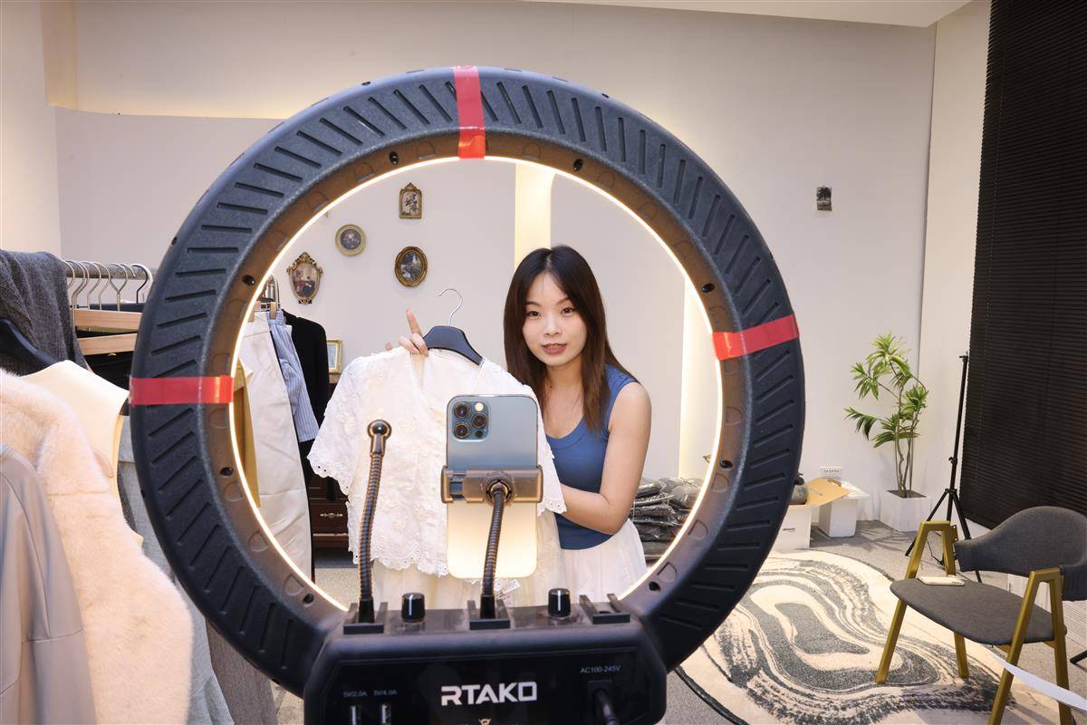 在中国（天门）服装电商城，主播正在直播带货。（通讯员 刘银斌 摄）2.jpg