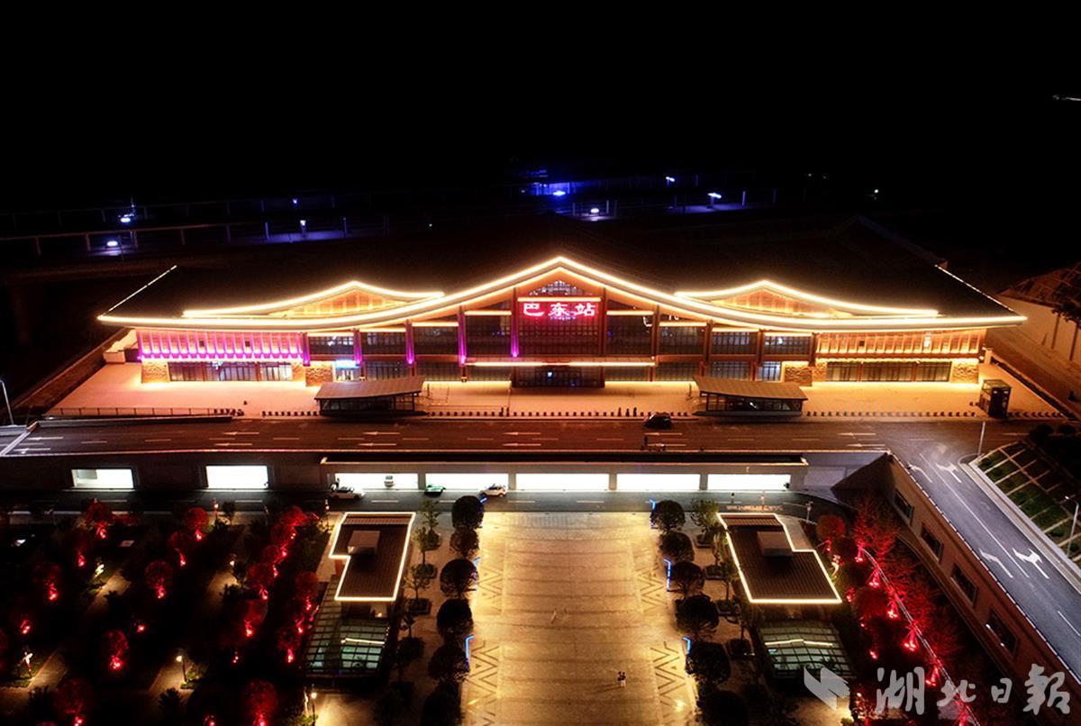 组图郑万高铁巴东站成网红打卡地夜景美到心醉
