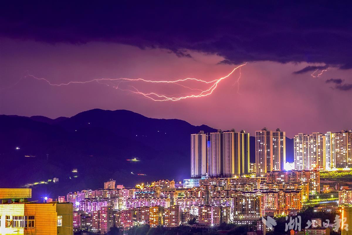 8月1日,暮色渐浓,巴东县中部乡镇,遇到突如其来的短时强降雨,尤其是