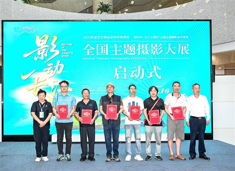 宋靖、刘志成为入选作者代表颁发证书.JPG