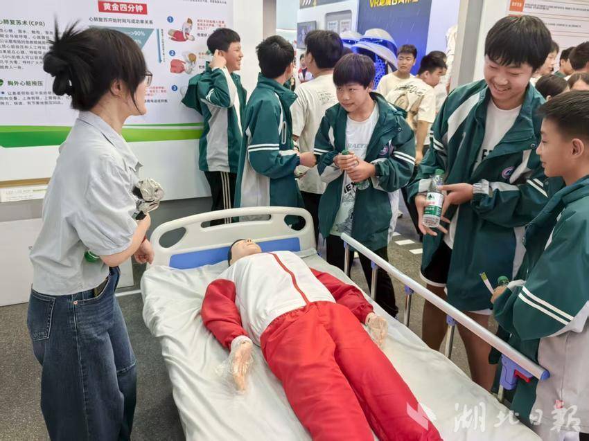 汉川市城隍镇中学开展"世界急救日"体验活动 百余名学生沉浸式学习