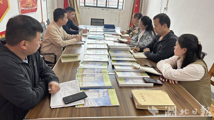 汉川市教育局督查西江小学"双新"工作