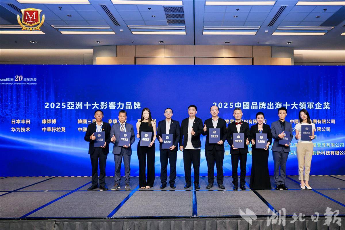 001 中华籽粒苋育种技术传承人卢洪华（左1）登台领奖。.jpg