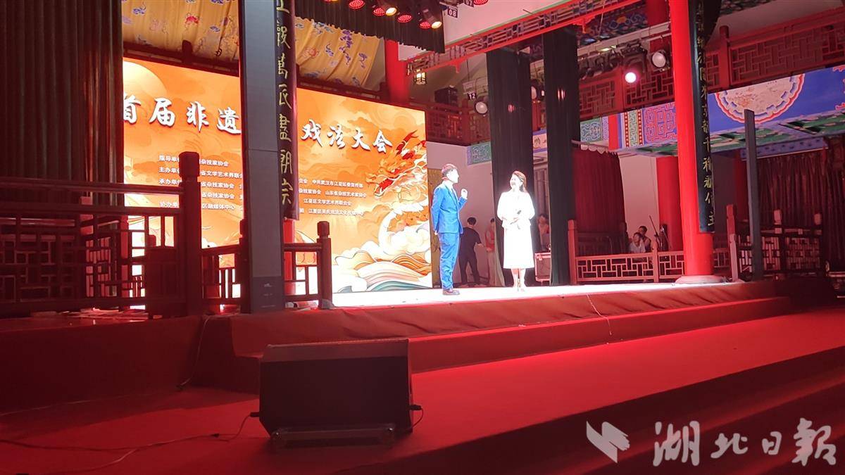 003 央视春晚魔术师傅琰东压轴出场。.jpg