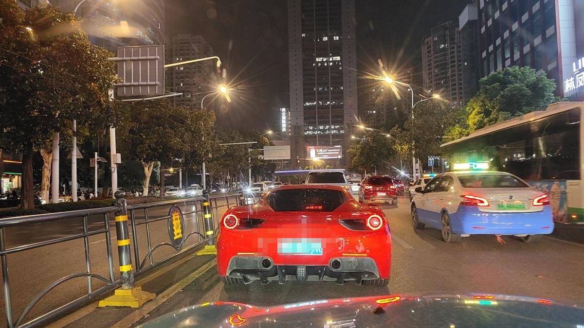 武汉街头的法拉利跑车