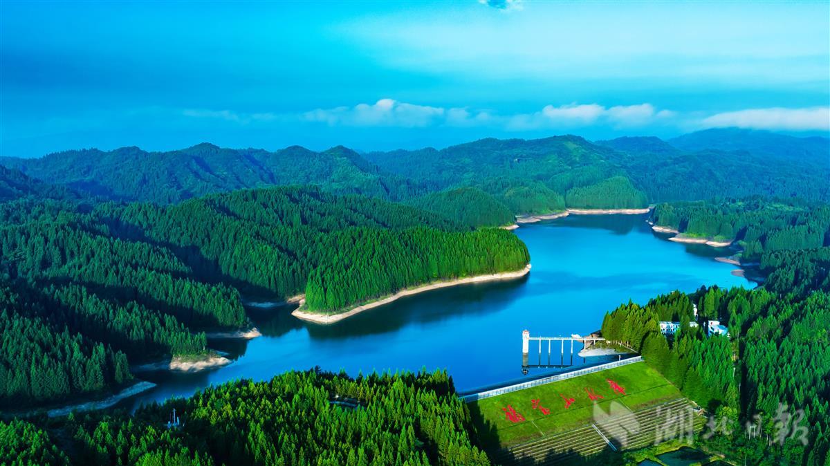 利川佛宝山凉风习习迎远客