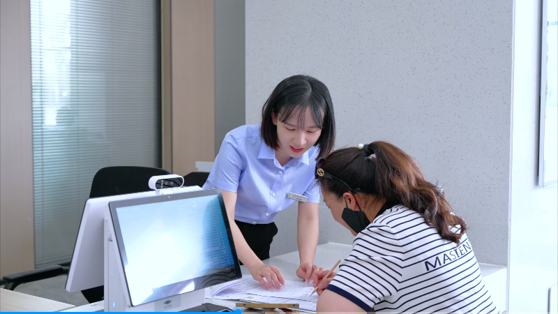 1.市民之家窗口工作人员提供帮办代办服务.png