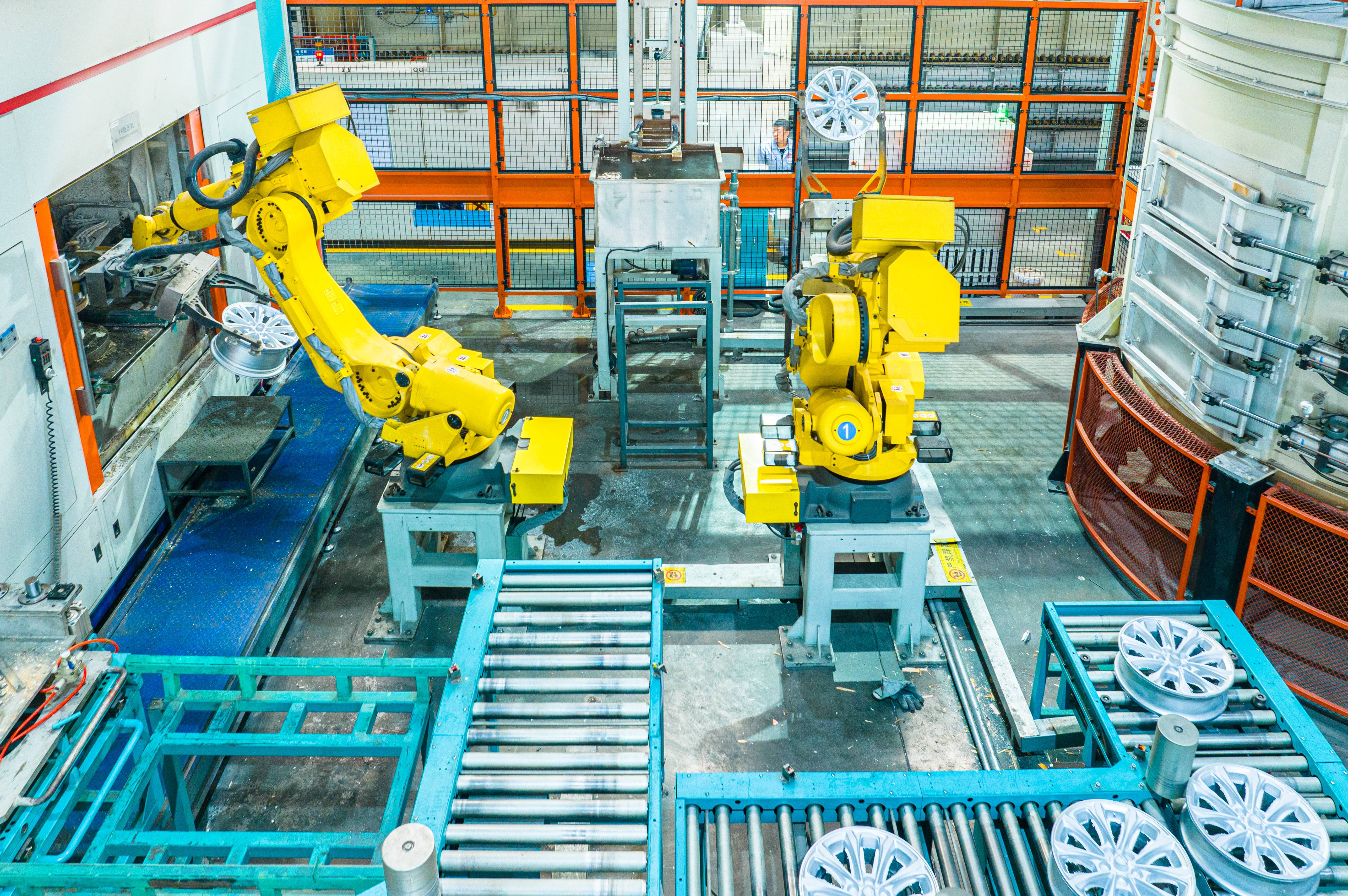 2月19日，位于黄石大冶湖高新区的立中车轮（湖北）有限公司车间内，自动化生产线高速运转，工人赶制轮毂订单。