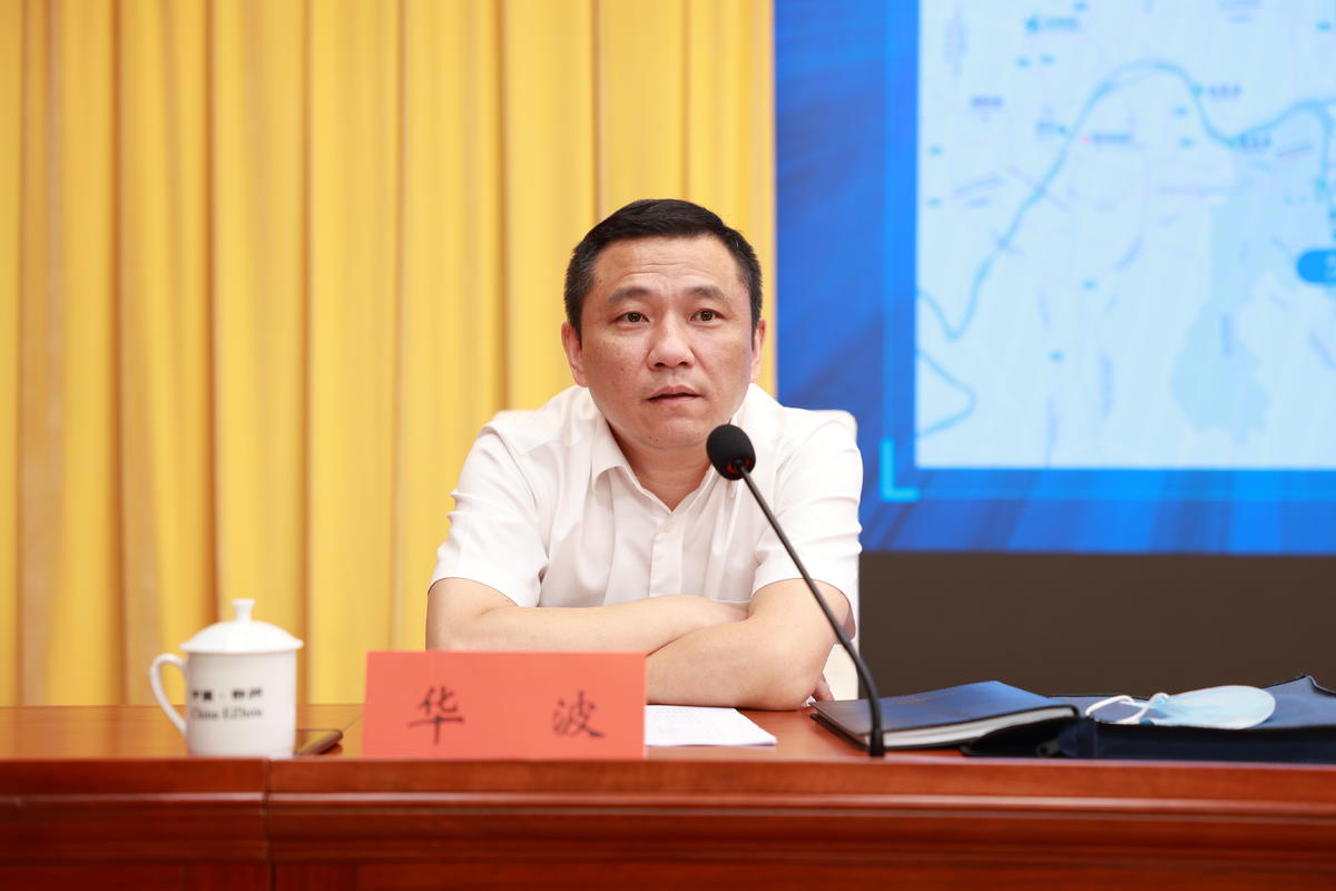 在会议实操培训阶段,鄂州市招商和投资促进中心副主任华波,向大家介绍