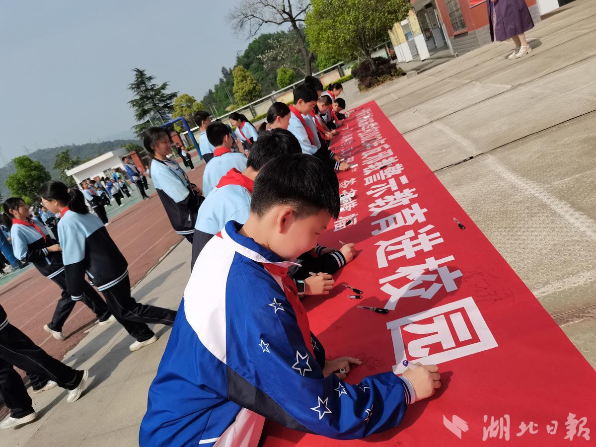 十堰市张湾区东风6264学校:开展反邪教宣传 筑牢意识形态防线