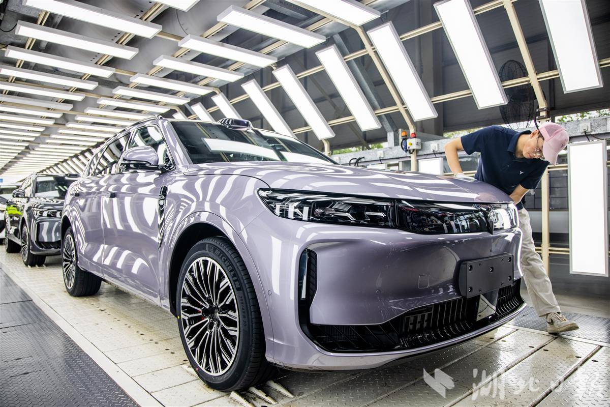 图二:岚图数字工厂内,一辆辆全新的岚图FREE+即将下线。.jpg 图二:岚图数字工厂内,一辆辆全新的岚图FREE+即将下线。.jpg