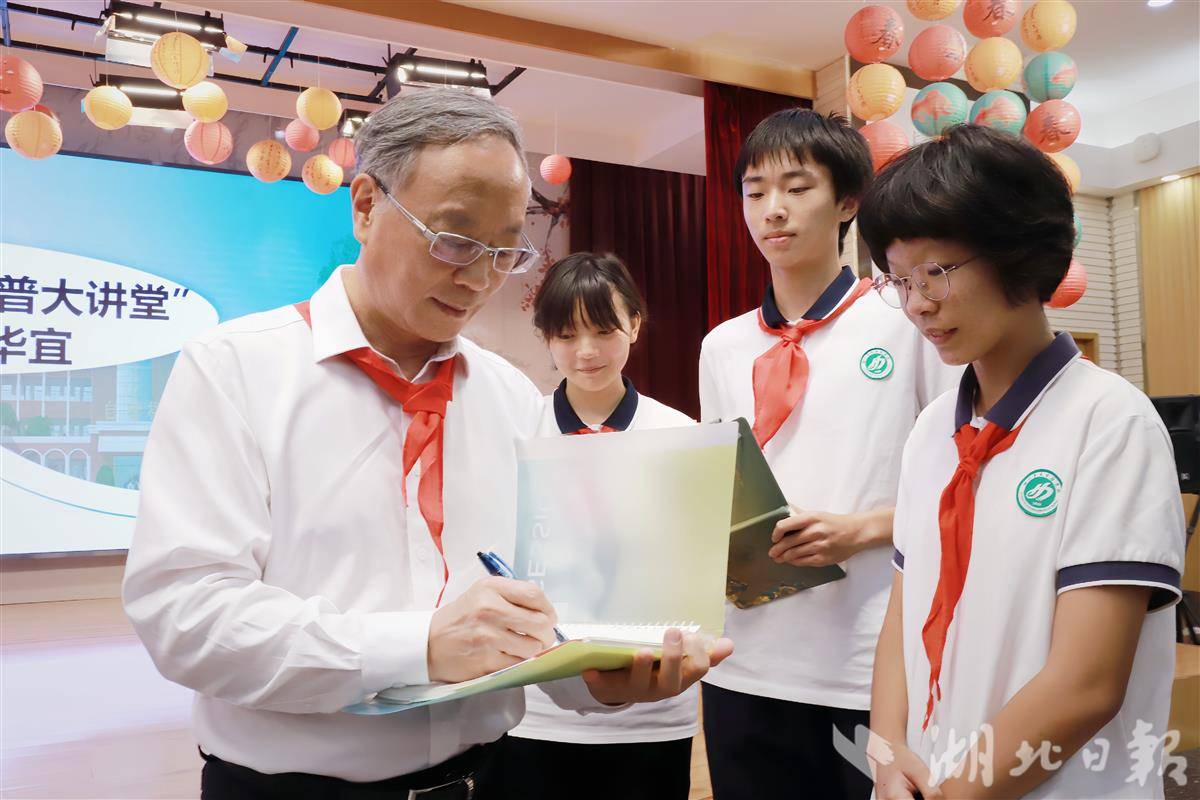 讲座后，学生围住严院士请求签名-科学追星.JPG
