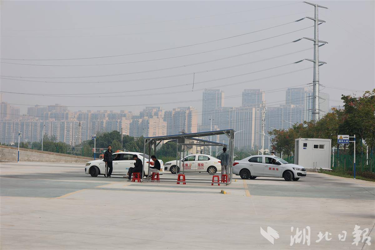 驾校训练中.jpg 驾校训练中.jpg