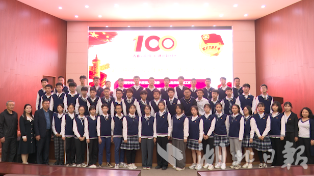 嘉鱼县实验中学举行新团员入团仪式