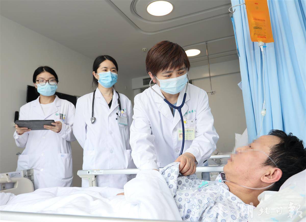 谢敏教授为患者查房。