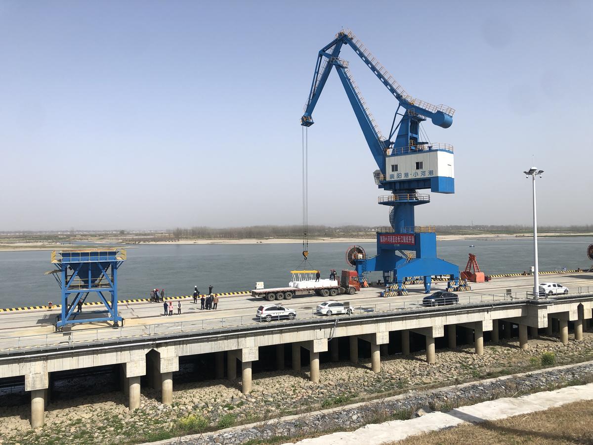 通长江,前往湖州长兴港,这结束了襄阳港近20年未通水运件杂货的历史