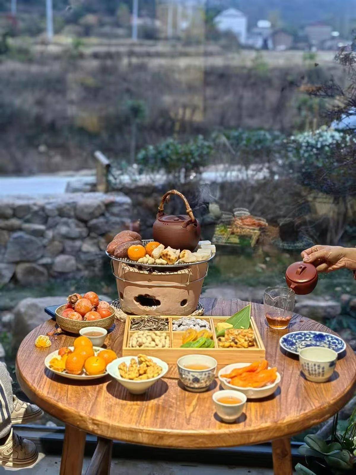 民宿内，游客正在围炉煮茶。（受访者供图）