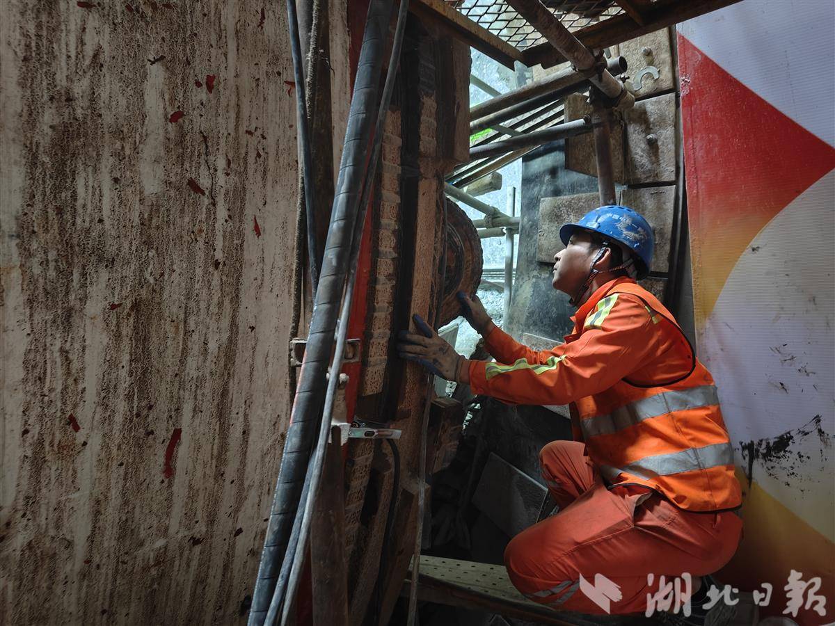 005 盾构机前端,工作人员查看隧道洞门地连墙破除情况。湖北日报全媒记者 汪洋 摄.jpg 005 盾构机前端,工作人员查看隧道洞门地连墙破除情况。湖北日报全媒记者 汪洋 摄.jpg