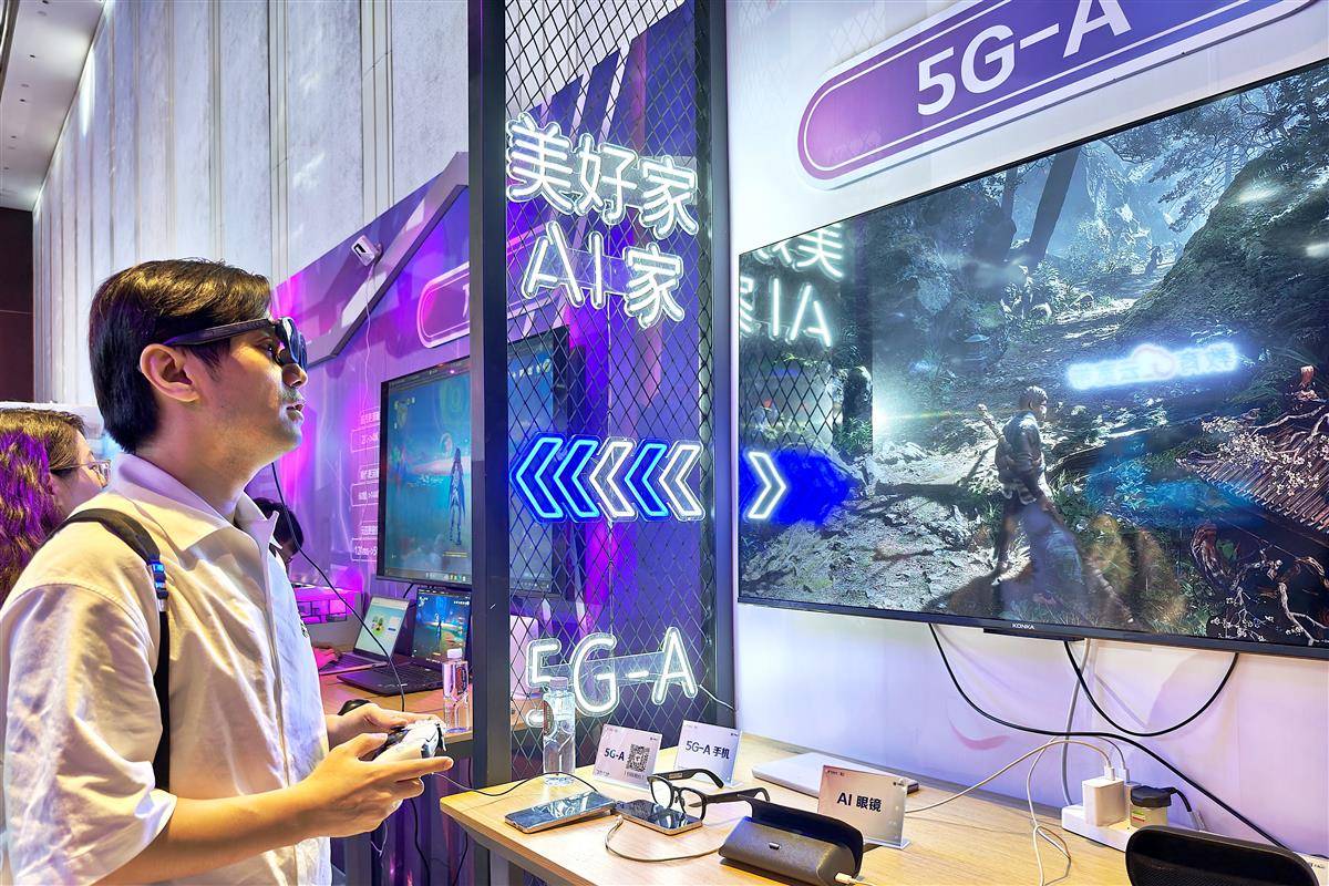 5月13日，湖北电信举办“万兆智联，AI领航”新品发布会。湖北日报全媒记者体验湖北电信“美好家AI家”3D产品。