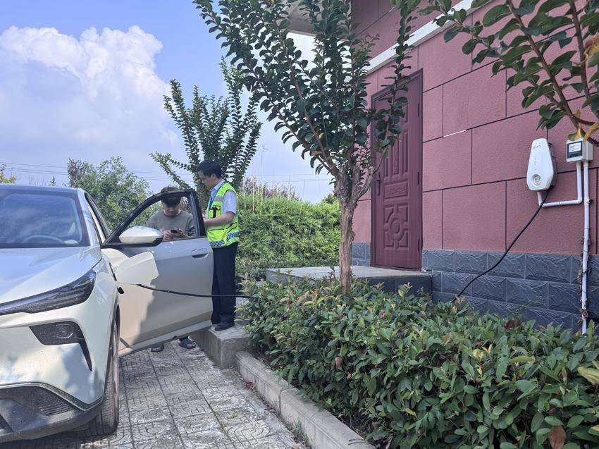 湖北交投江汉运营公司普济收费站:应急充电解急难 暖心服务促办理