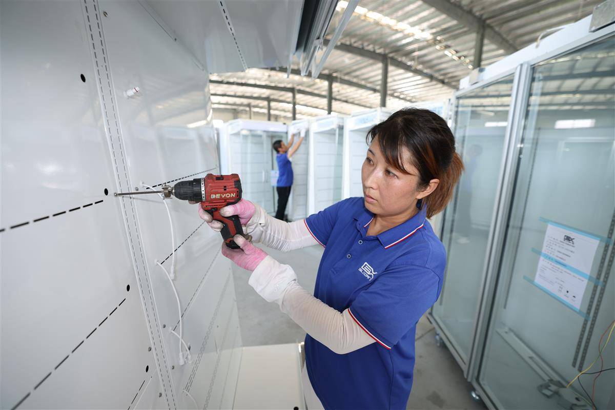 天门顾翔制冷设备有限公司车间内，总装组工人正在进行风幕柜组装。（通讯员 刘银斌 摄）.jpg