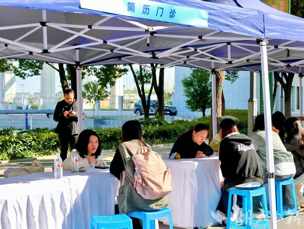 图为学生在简历门诊展区咨询  摄影：田凤高.jpg