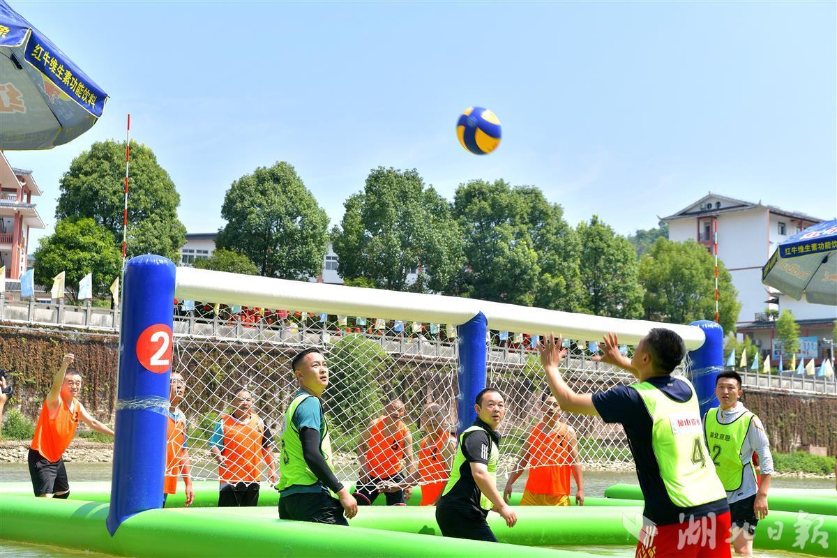 贡水河畔水上排球激情开赛