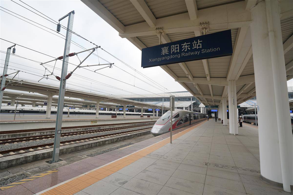 武汉局襄荆高铁4：试验列车停靠在襄阳东站 拍摄刘思远.JPG